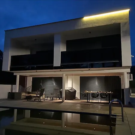 Modern بيت للعطل